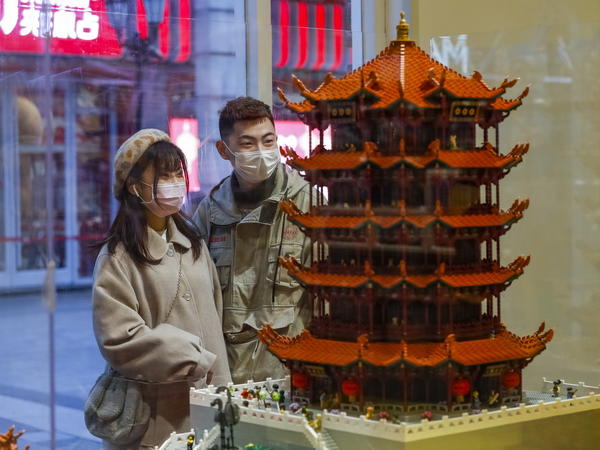 3月30日，在楚河汉街乐高专卖店，市民欣赏乐高积木作品“气吞云梦黄鹤楼”。